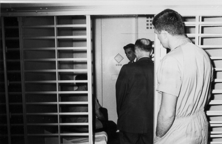 23James Earl Ray in cell 01.jpg